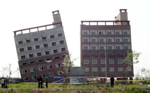 Un edificio amaneció torcido en Corea del Sur