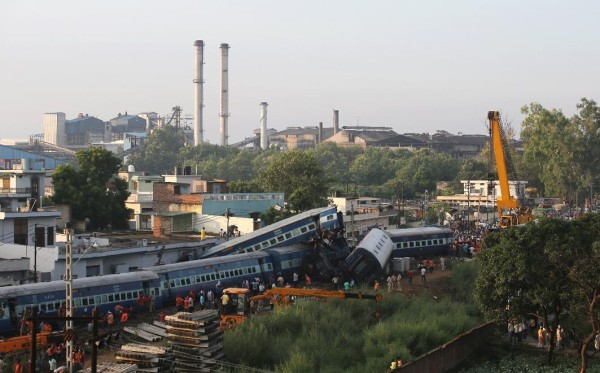 Imágenes tras el descarrilamiento del Kalinga-Utkal Express.