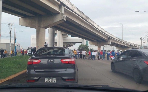Transportistas protestan por el aumento de precio del combustible