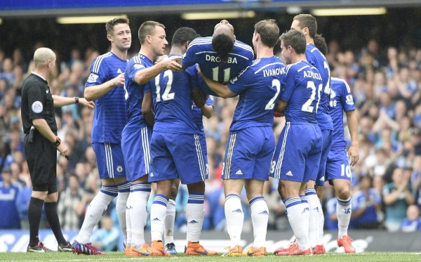 Didier Drogba con sus compañeros de equipo del Chelsea.