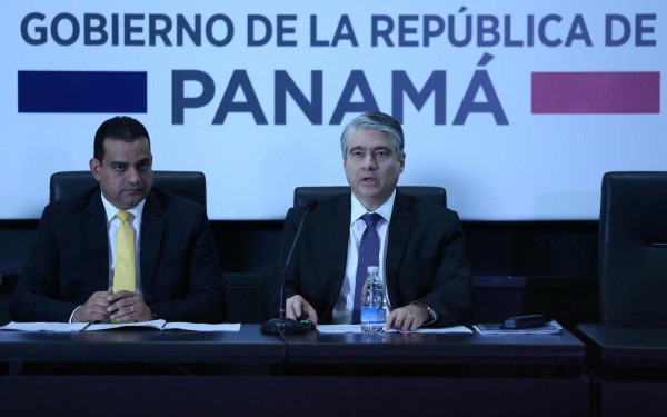 Luis Ernesto Carles y Dulcidio De La Guardia, durante una conferencia de prensa .