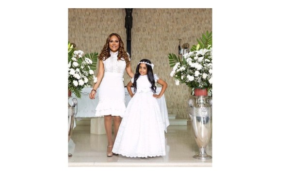 Sandra, con el corazón hinchado por la primera comunión de su hija, Camila&nbsp;