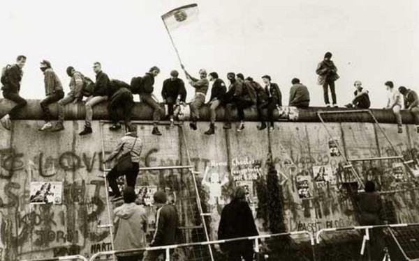 Conmemora el inicio del levantamiento del muro de Berlín