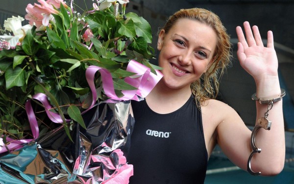 Joven nadó 25 metros atada de manos y pies