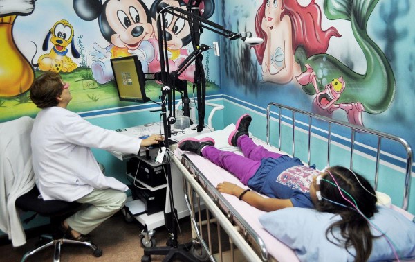 El examen de electroencefalograma se le practica a los niños antes de la cirugía.