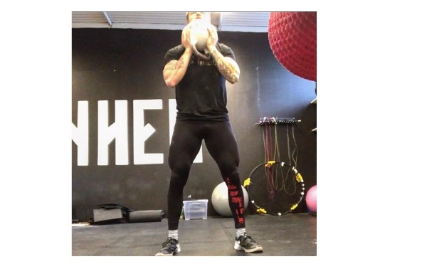 Oskar, el cura de 35 años que combina la religión con el crossfit