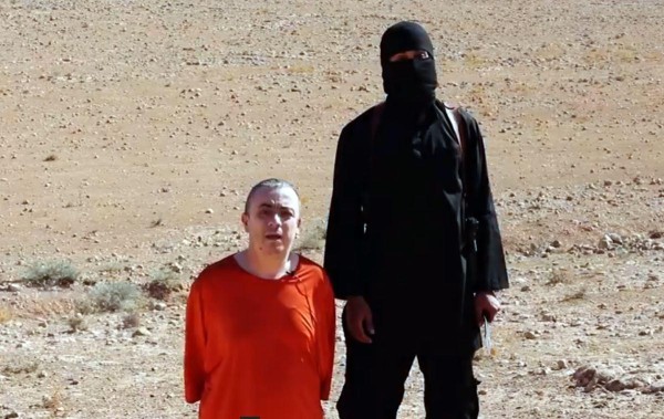 Imágenes de video difundido en el momento que fue decapitado Alan Henning.