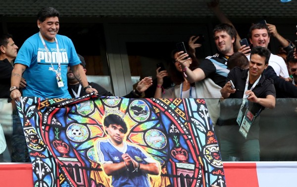 Maradona armó su show en el palco del Argentina - Nigeria