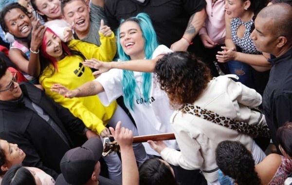 Karol G le canta a presas de cárcel en Bogotá y causa furor