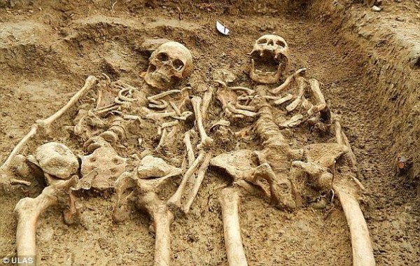 Encuentran dos esqueletos de 700 años una pareja agarrada de la mano en la Capilla de St. Morrell.