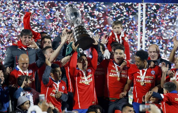 Los jugadores de Chile con el trofeo que les acredita vencedores de la Copa América de Chile 2015, tras la final disputada frente a Argentina en el Estadio Nacional Julio Martínez Prádanos de Santiago de Chile.