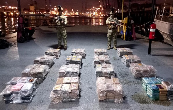 Decomisan 14 maletines con droga, en la Bahía de Panamá