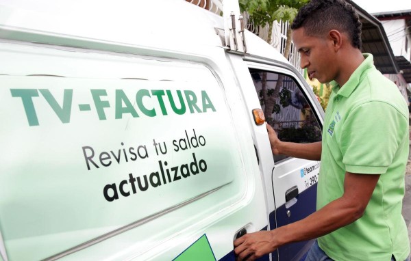 Llegando para instalar el cable en una residencia en el distrito de San Miguelito.