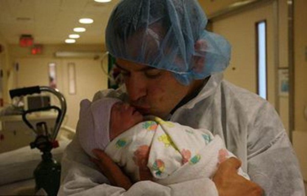 Una mujer de 39 años da a luz a un bebé mientras estaba en coma
