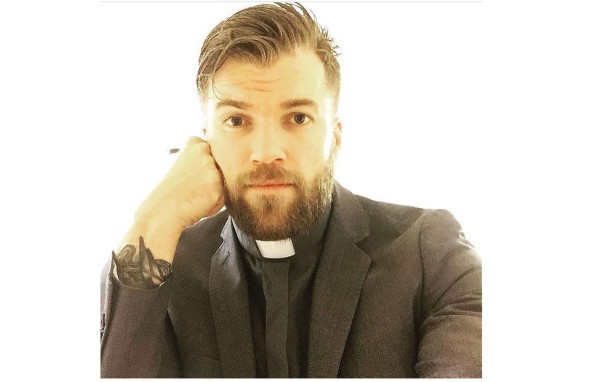 Oskar, el cura de 35 años que combina la religión con el crossfit