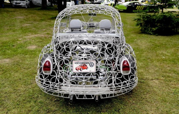 Checos presentan el auto fantasma