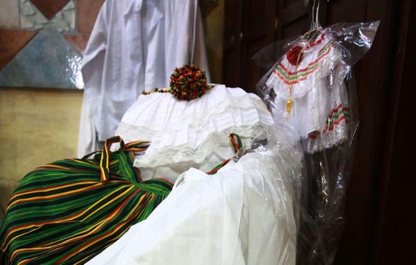 Elabora desde montunos, basquiñas, camisillas hasta vestidos.