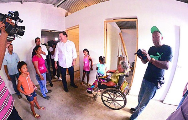 En El Pantanal, en Arraiján, Varela entregó 60 viviendas.