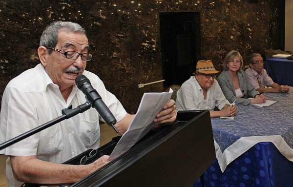 Condecoran a los poetas nacionales