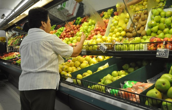Los panameños comparan los precios a la hora de comprar las frutas en los supermercados.