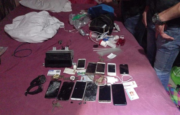 Parte de la evidencia recuperada del asalto a pasajeros.