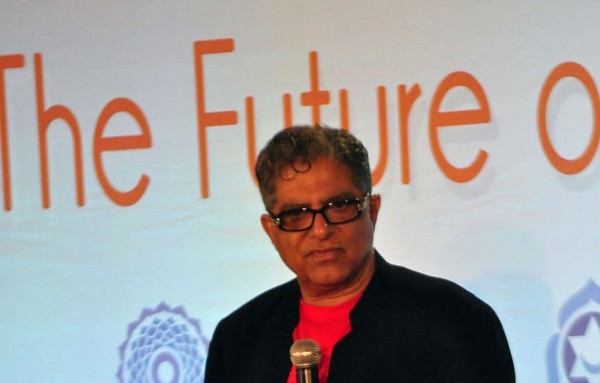 Deepak Chopra recibe ovación en su conferencia en Panamá