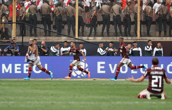 Flamengo remonta, vence a River 2-1 y levanta su segunda Copa Libertadores