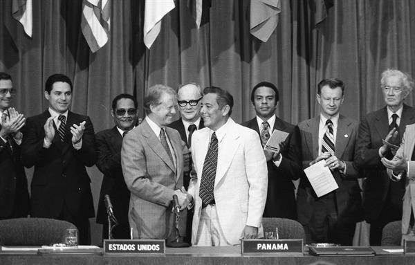En la foto aparece el expresidente estadounidense Jimmy Carter (1977-1981) (i) y Torrijos (1968-1981)