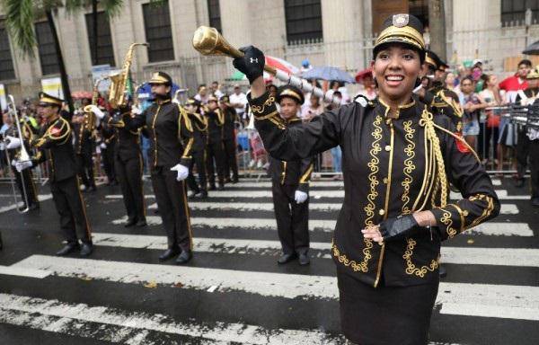 Las autoridades recomiendan mantener una adecuada hidratación durante los eventos.