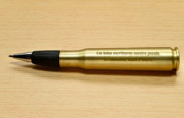 Pluma en forma de bala para firmar.