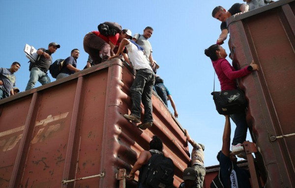 Migrantes abordan un tren para llegar al norte de México, y con suerte, cruzar la frontera con Estados Unidos