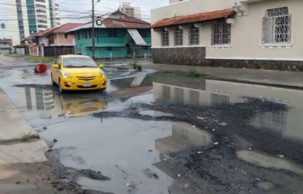 La parte externa del hogar de ancianos está intransitable y llena de aguas negras