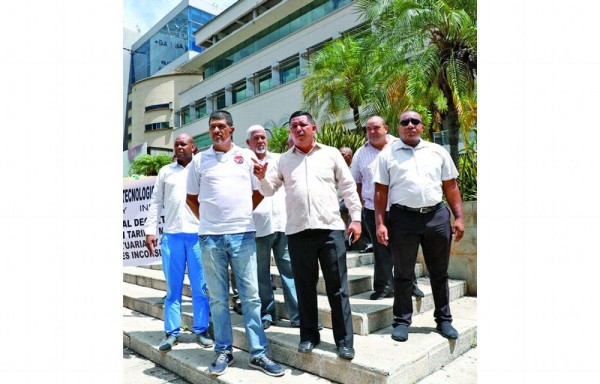 Taxistas protestan pacíficamente en Paitilla.