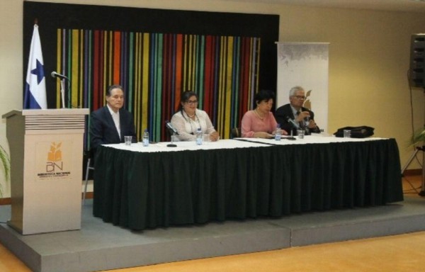 En la mesa principal: Arístides Royo, Briseida Bloise, Griselda López y Rafael Ruiloba.