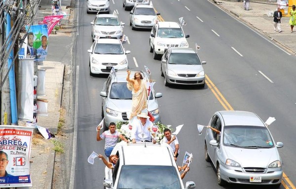 Cientos de autos se vistieron de fiesta.