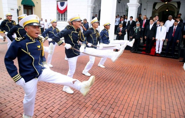 Batallón de guerra saludó al gabinete.