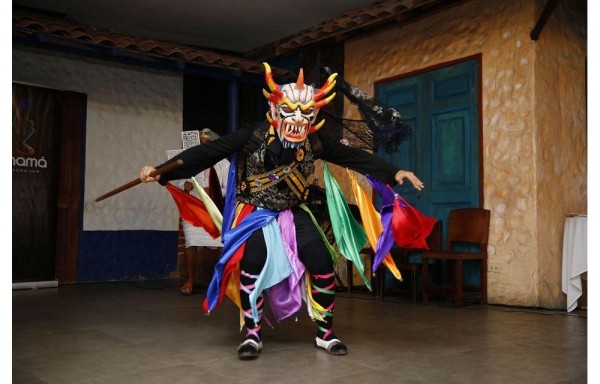 La danza de los diablicos sucios en una tradición.