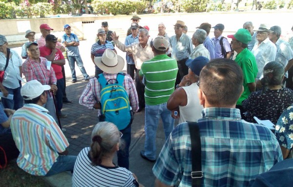 Más de 50 jubilados participaron de esta protesta en calle Cuarta, David.