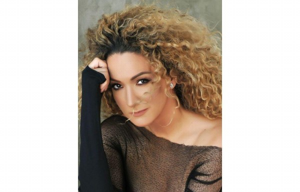 Erika recordó que estando en Estados Unidos, se dio a conocer a través de la televisión, mientras hacía sus demos y tocaba puertas para que los artistas reconocieran sus canciones, de esta forma poder dejar la televisión y dedicarse completamente a la música.