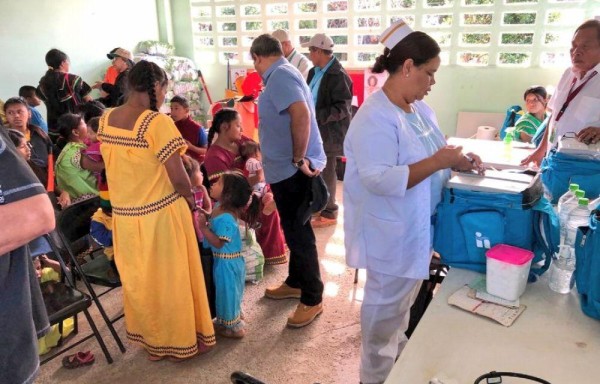 La población panameña acude a las instalaciones de salud a vacunarse.