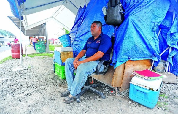 Una carpa es su refugio en medio de la pandemia