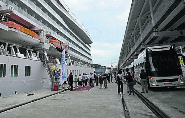 Llegada de turistas a la Terminal de Cruceros de Panamá, obra inaugurada el año pasado.