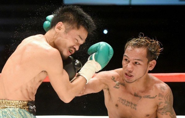 El panameño Luis ‘El Nica' Concepción (d) cuando enfrentó al japonés Kohei Kono.