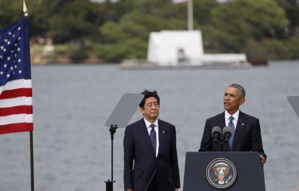 Primer ministro japonés, Shinzo Abe (i) y el presidente estadounidense, Barack Obama (d) durante una rueda de prensa tras visitar el 27 de diciembre de 2016, el USS Arizona Memorial en Pearl Harbor (Hawai).