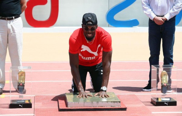 La estrella colocando sus manos sobre el cemento húmedo.