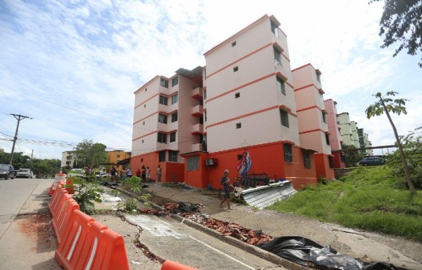 Las estructuras del edificio N° 11 ceden poco a poco. Las puertas y ventanas no cierran por completo.