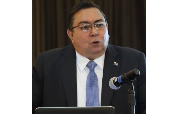 Francisco Carreira anuncia que irá por la Presidencia de la República