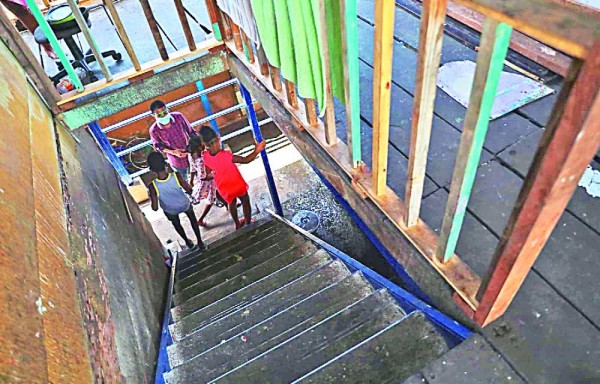 La baranda ya está en mal estado.