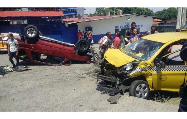 El conductor del 4x4 dijo a la Policía de Tránsito que se quedó sin frenos y por eso se estrelló contra el taxi.