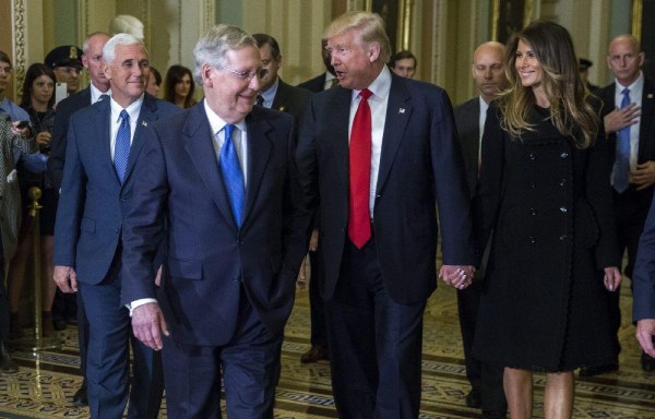 Donald Trump, junto con su vicepresidente Mike Pence, encargado de todo lo relacionado con la transición.